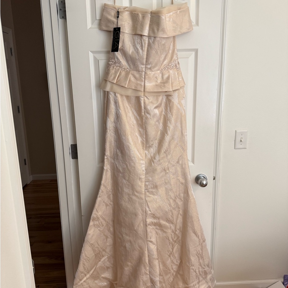 Elegant Cream Off-Shoulder Wedding Dress - size 10